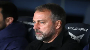 برشلونة يسعى لمدافع من الدوري الإنجليزي.. خمسة أندية في المنافسة